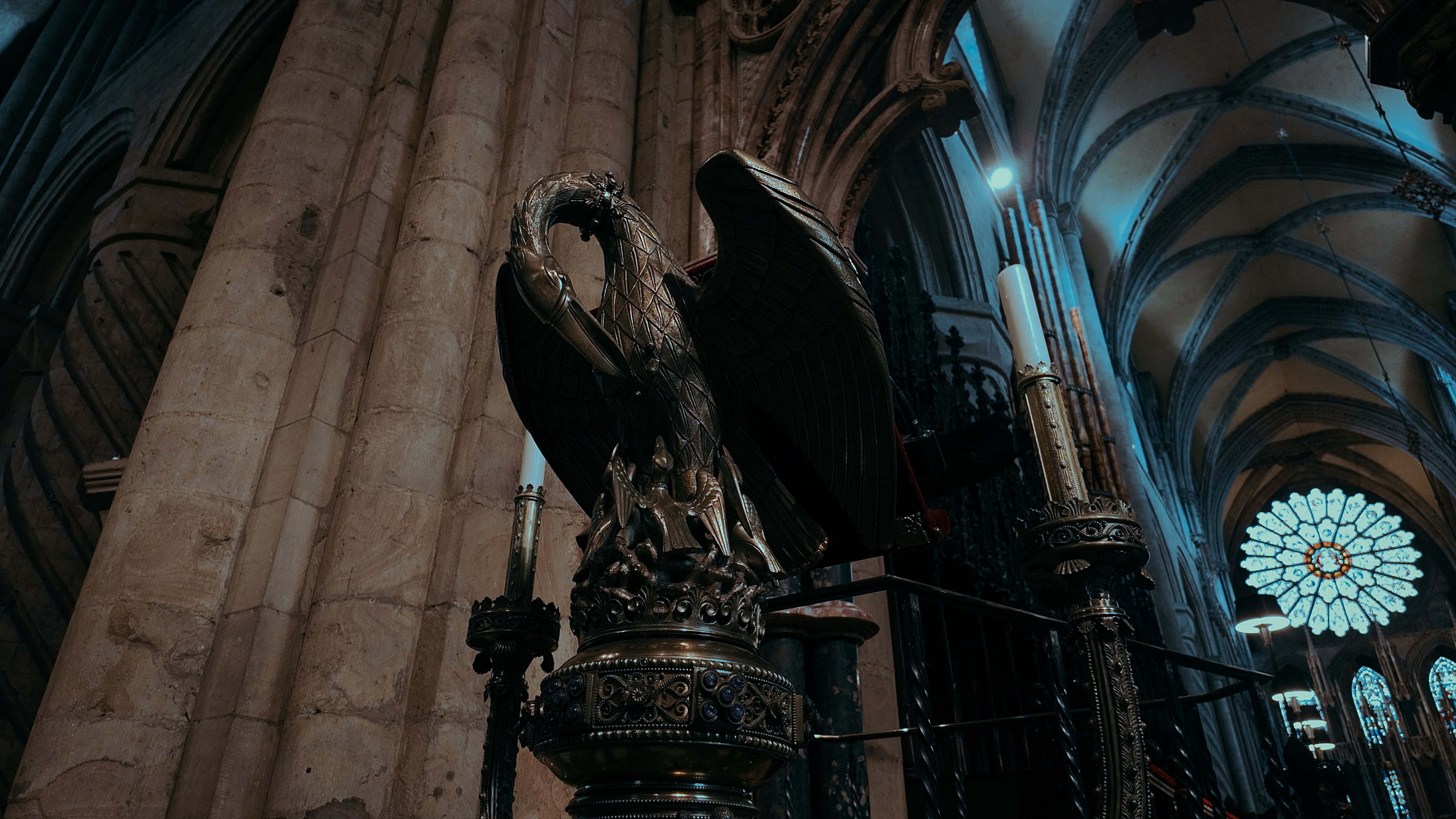 An eagle structure fixed to a sermon altar point