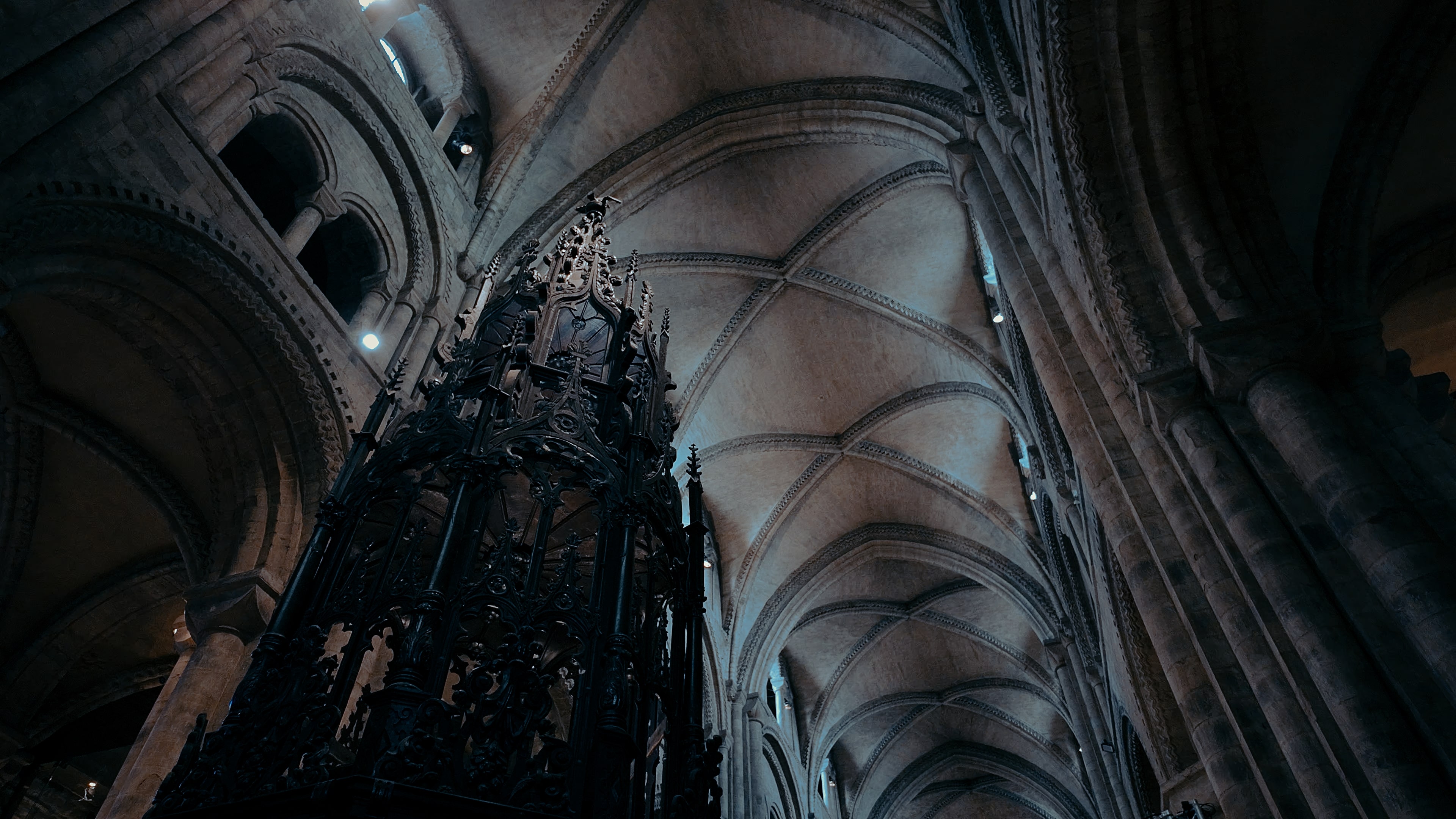 A circular altar at the centre of a hallway and an eagle at the top